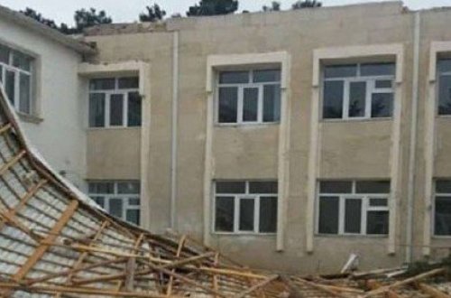Külək Bakıda məktəbin dam örtüyünü uçurdu - FOTO