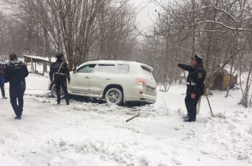 Polis çətin vəziyyətə düşən qadına kömək etdi - VİDEO
