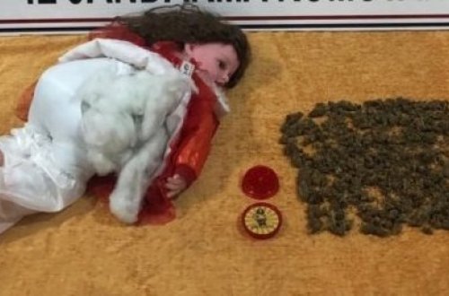 Polis əməliyyat keçirdi: Gəlinciyin içərisindən çıxanlar şok etdi - FOTO