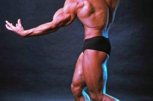 Şvartsneggerin oğlu atasının məşhur pozasını təkrarladı - FOTO