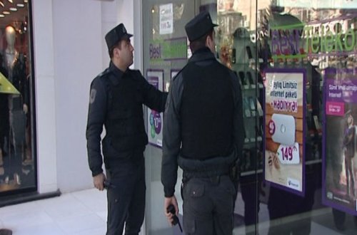 Bakıda mağazadan oğurluq etmək istəyən yeniyetmə tutulub - FOTO