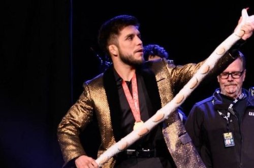 UFC çempionu mətbuat konfransında “ilan öldürdü” - VİDEO