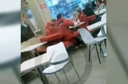 Rusiyada həkimlər huşsuz xəstəyə baxmaq əvəzinə, yemək yedilər - VİDEO