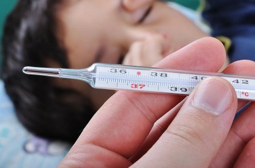 Qızdırma zamanı edilən səhvlər - Uşaqlara dərman verməyin, spirtlə, sirkəylə masaj qəti olmaz!