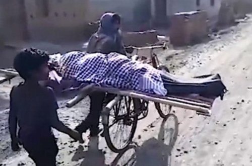 Yasa gələn olmadı, oğlan anasını velosipedlə aparıb basdırdı - VİDEO