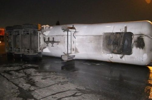 Bakıda maye qaz daşıyan yük maşını aşdı - VİDEO