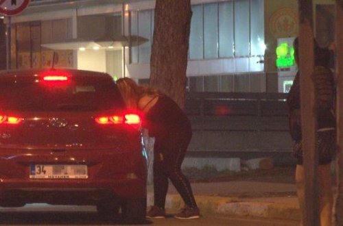 Şəhərin mərkəzində QADIN ALVERİ - Razılaşan maşına minib gedir - FOTO