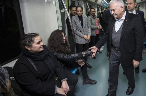 Sabiq baş nazir metroda - FOTO