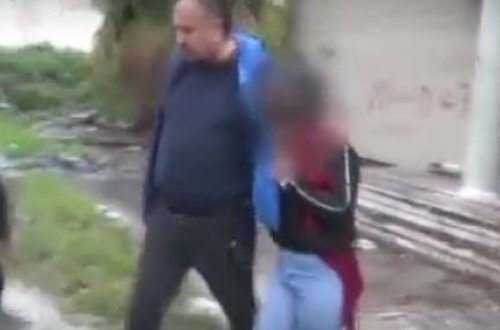 Dəhşətli anlar: 21 yaşlı gənc azyaşlı qızla fabrikdə çılpaq tutuldu - VİDEO