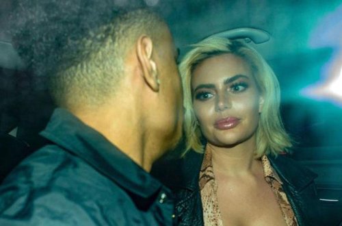 Dekolteli libası modeli pis vəziyyətdə qoydu, sinəsi göründü - FOTO