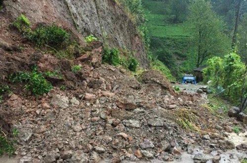 Torpaq sürüşməsi  147 kəndin yolunu bağladı