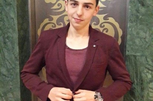 Kafedə dostları ilə yemək yeyən gəncə qarşı dəhşətli əməl - VİDEO+FOTOLAR