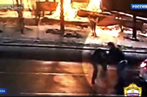 Qız taksi sürücüsünü döydü, maşınını da əlindən aldı – Video