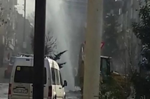 Nizami rayonunda su borusu partladı - VİDEO