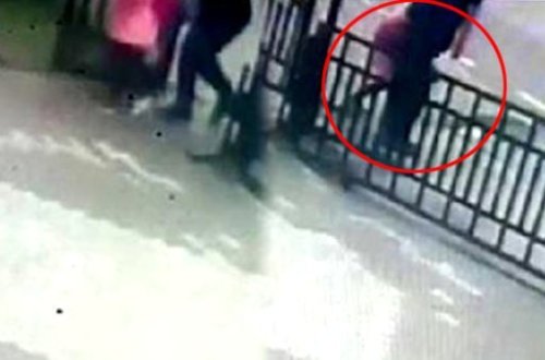 11 yaşlı qızı qaçırmaq istədi, kameraya düşdü - VİDEO