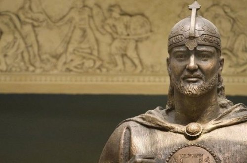 Alimlər: Makedoniyalı İsgəndəri sağ ikən basdıra bilərdilər