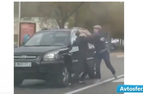 Küçənin ortasında əlbəyaxa çıxan sürücülər - VİDEO