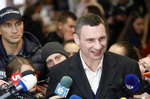 Mer Davosda kəkələdi, zalda gülüşmə qopdu - VİDEO