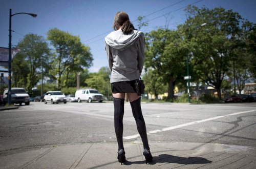 Məhkəmə anasını fahişəliyə cəlb edən qızla bağlı qərar verdi