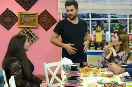 Zaur verilişində qonaq olan müğənninin VALİDEYNİNİ EFİRDƏ SÖYDÜ - VİDEO