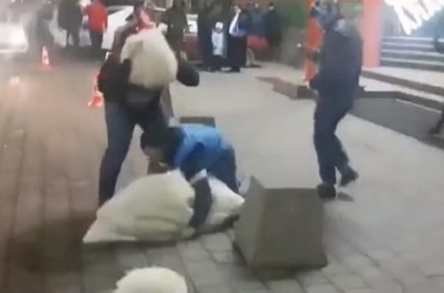 Oğlan qaçırmaq istədiyi qızı iki dəfə əlindən saldı - VİDEO