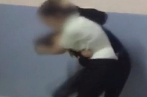 Məktəbdə qızlar əlbəyaxa dava etdi: Hər kəs videoya çəkdi - VİDEO