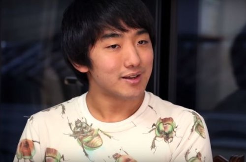 Yaponiyalı dişi tarakana aşiq oldu və onu yedi - VİDEO