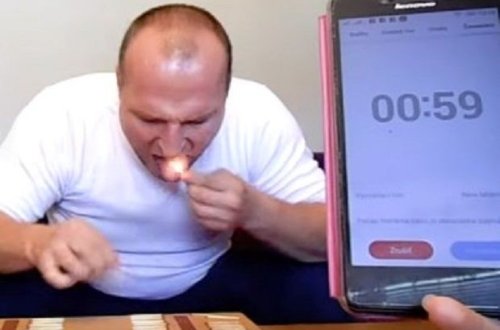 Dilində 62 kibrit söndürüb rekord qırdı - VİDEO