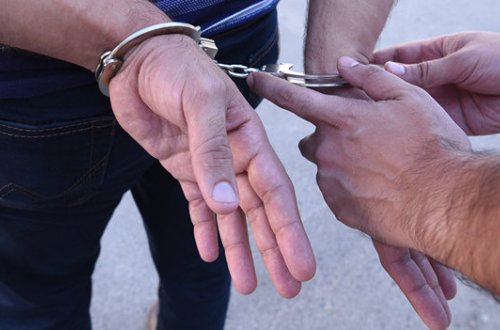 Bakıda polis istirahət vaxtı mağazaya getdi – Soyğunçunu yerindəcə yaxaladı