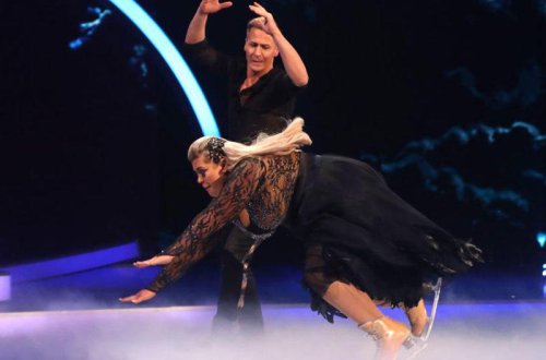 Aparıcı rəqs edərkən üzü üstə yıxıldı - İndi əlil arabasında gəzir- VİDEO - FOTO