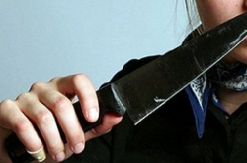 Sevgilisi ilə görüşməyə icazə vermədiyi üçün atasını bıçaqladı - 16 yaşlı qızdan dəhşətli əməl