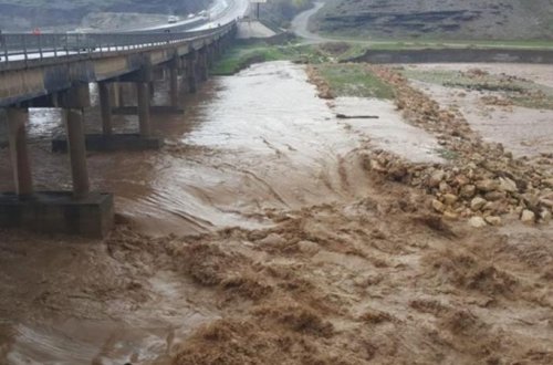 Şiddətli yağışlar 12 nəfəri öldürdü - Kəbəni su basdı
