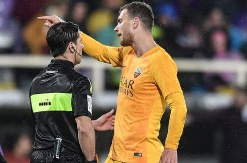 Edin Ceko hakimin üzünə tüpürdü - VİDEO