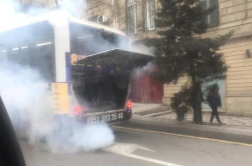  SON DƏQIQƏ: Bakının mərkəzində sərnişin avtobusu yanır - FOTO