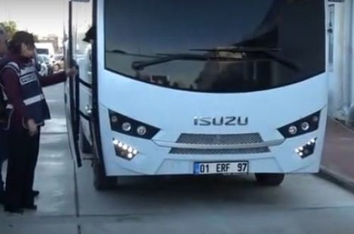 Polis masaj salonuna basqın etdi: Qadınları çılpaq halda yaxaladı - VİDEO