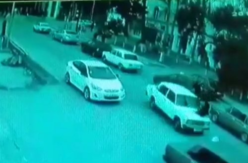 Azərbaycanda dəhşətli qəza: Avtomobil qızı göyə uçurdu - VİDEO