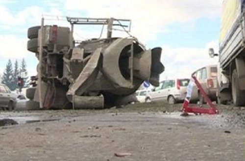 Bakıda betonqarışdıran maşın aşdı: sürücü öldü