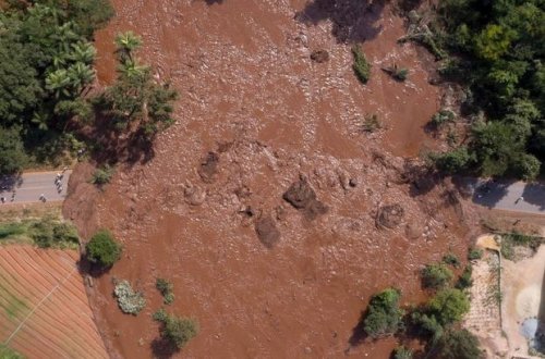 Braziliyada su bəndinin dağılma anı – VİDEO