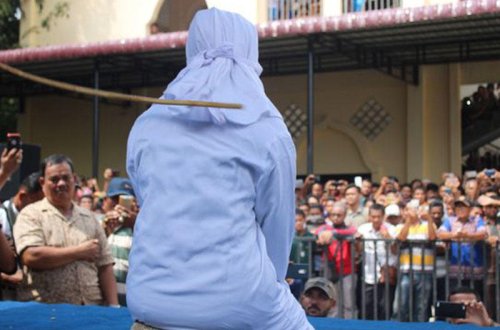 Küçədə qucaqlaşan 