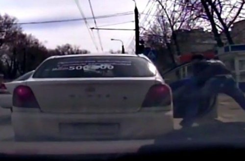 Bakıda taksi sürücüsü sərnişinə hücum etdi - VİDEO