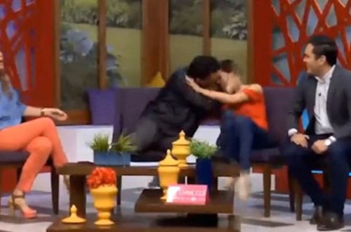 Canlı efirdə aparıcını dodağından öpən deputat istefa verdi - Video