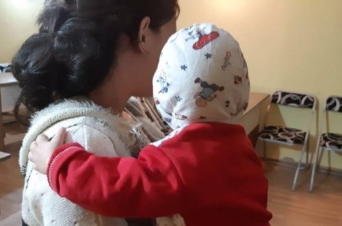 Bakıda UTANCVERİCİ hərəkət - Ər əliuşaqlı hamilə arvadını metroya atdı - FOTO