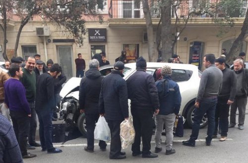 Bakıda qəza: qadın özünü avtomobildən atdı — FOTO