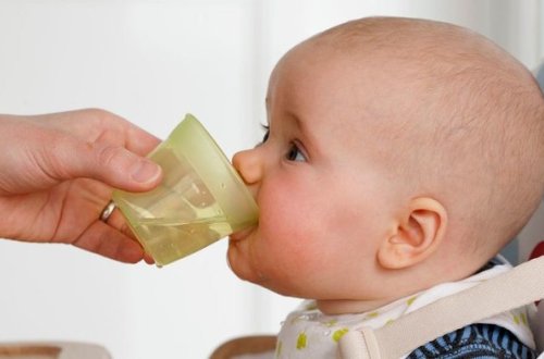 Körpələrə su nə vaxt, nə qədər verilməlidir - Bu ayına kimi uşağa su içirmək QƏTİYYƏN OLMAZ