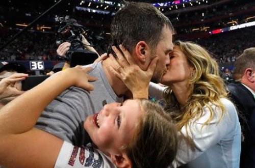 15 milyard dollarlıq oyuna ulduz futbolçunun arvadı damğa vurdu - FOTOLAR