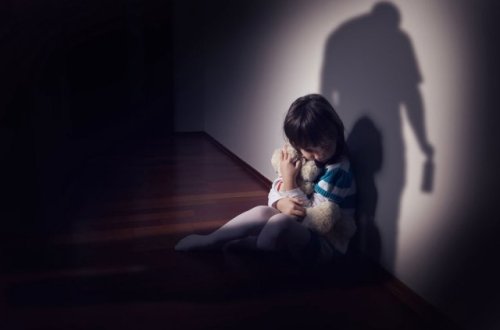 Müəllim 4 yaşlı qızı zorladı, uşağın iç orqanları zədələndi