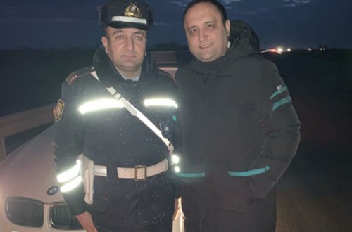 Polis yolda qalan deputata kömək etdi - FOTO