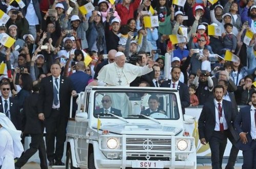 Müsəlman ölkəsində xristian ayini: on minlərlə insan toplaşdı - FOTO