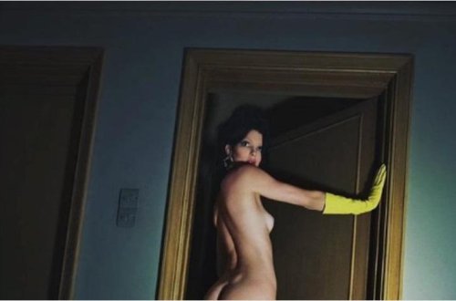 Məşhur model türkiyəli fotoqrafa çılpaq poz verdi - Fotolar