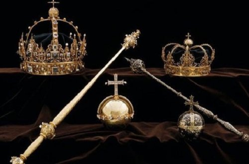 Kral və kraliçanın oğurlanmış tacları zibillikdən tapıldı